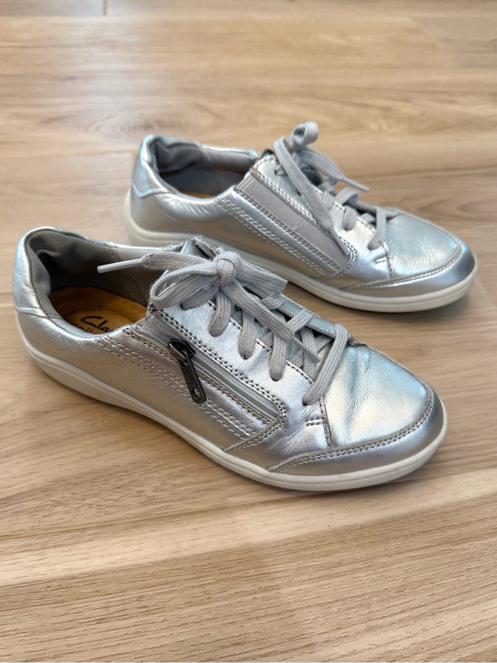 Clarks Collection Silver Leather Sneakers Womens 7 Zip Lace Comfort Shoes
